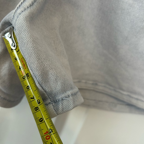 Faherty Women’s High-Rise Denim Pleated Shorts in Light Blue - Picture 8 of 9